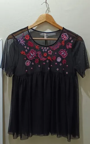 Blusa tipo bata da renner, de tule com bordado,  veste melhor o tamanho 40, ótimo estado 