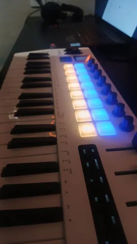 Teclado MIDI 37 teclas com display 