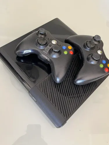 Xbox 360 com 2 controles