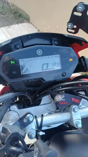 Moto XTZ 250 lander. Moto nova somente 10072km, acompanha dois capacetes, capa de chuva.