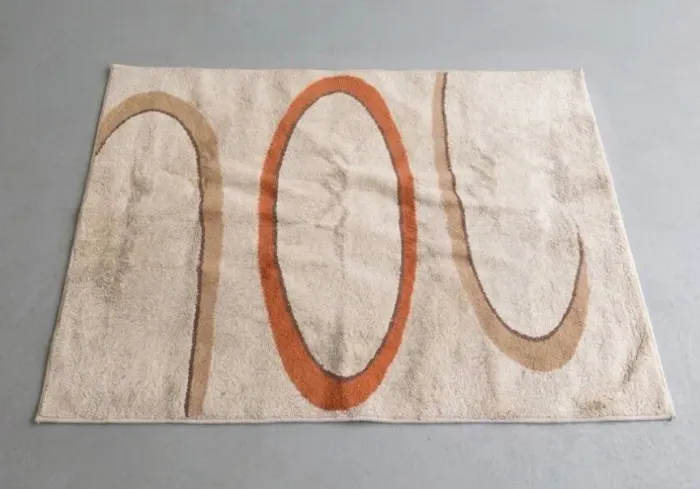 Tapete bege claro com detalhes! Ótimo para sala ou quarto