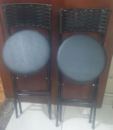 Vende-se 04 cadeiras Bristo sendo (02 cadeiras pretas drobaveis e 02 caideras brancas fixa