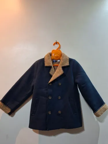 Casaco Infantil Chicco semi-novo azul marinho c/ bolsos frontais.