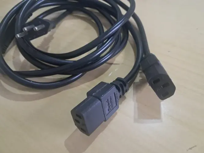 Cabo de energia duplo para monitor e computador