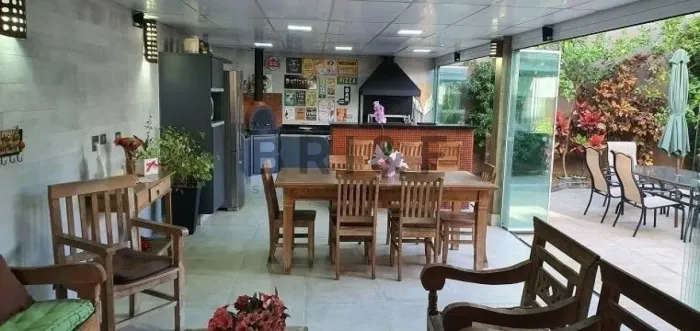 Sobrado com 355 metros de puro lazer e conforto! 4 dormitórios na Chácara Flora