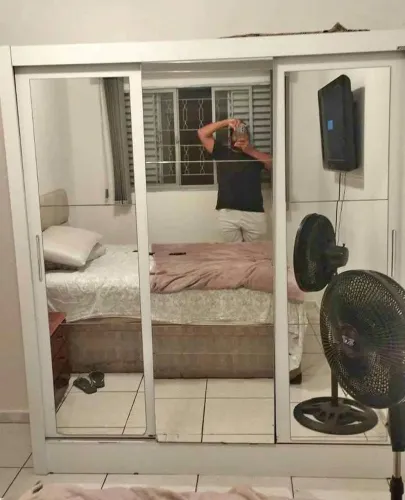 Guarda roupa de solteiro com espelho