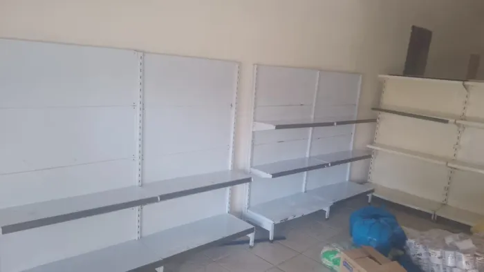 Vendo 3 gôndolas de parede, e 6 de centro.