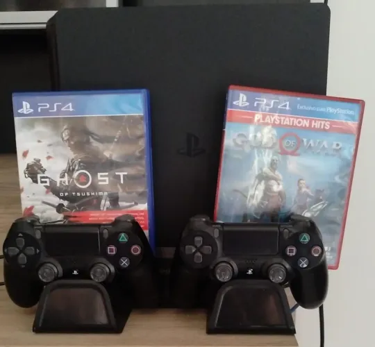 PlayStation Sony 4, 01tr. 02 controles, 02 jogos e 01 base recarregador