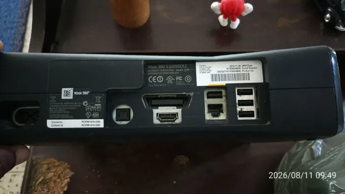 Vídeo game Xbox 360 com defeito liga mas não matem