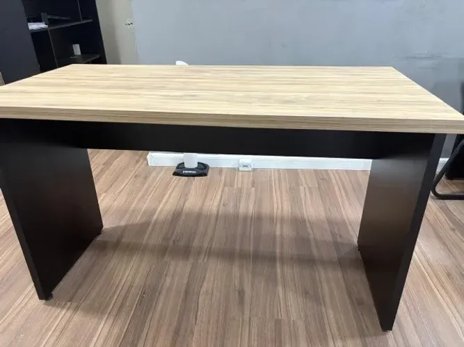 MESA DE ESCRITÓRIO - 120 de cumprimento por 73 de altura