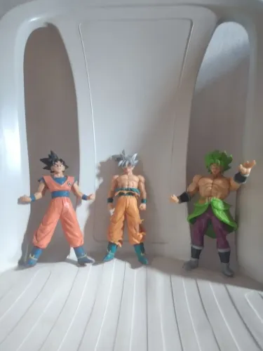 Bonecos de Dragon Ball cada um