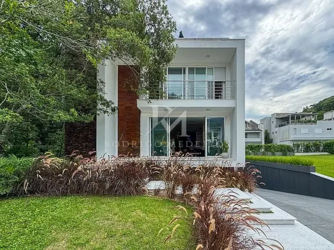 Casa de alto padrão com 5 suítes na Praia Brava, Itajaí