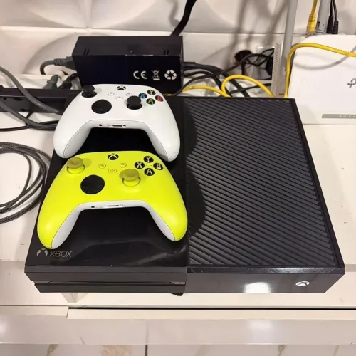 Xbox one fat com dois controles novos