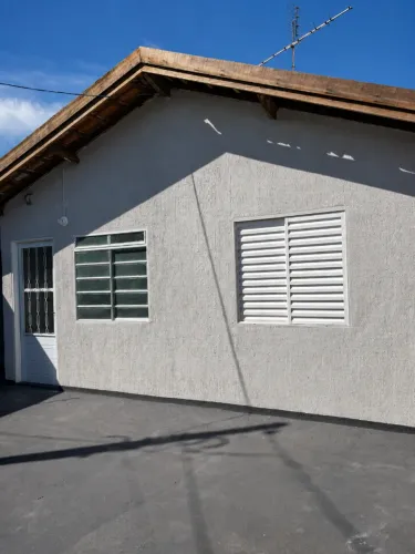 Casa reformada à venda em Bauru: 2 quartos, quintal grande e 2 vagas