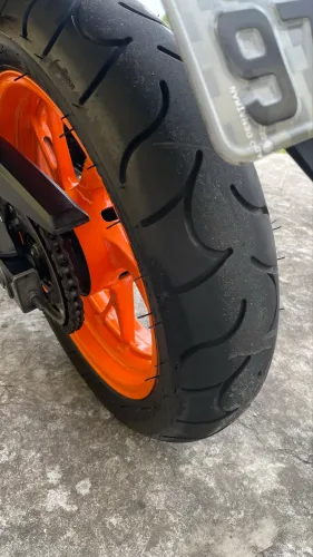 Motos