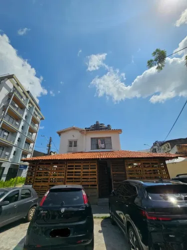 Casa de 2 pavimentos na Piedade para fins comerciais com 5 vagas de garagem.