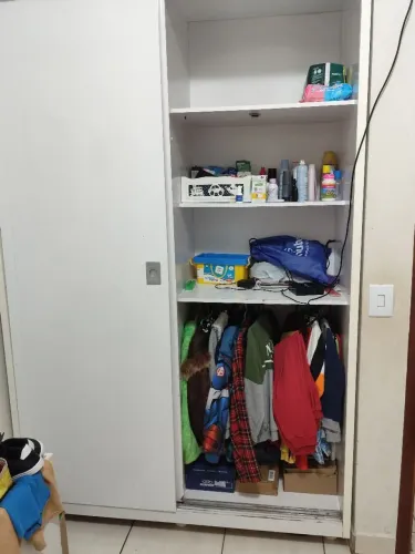 Vendo Guarda roupa de solteiro 2 portas de correr. Branco. Leve de brinde essa partilheira