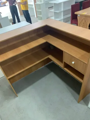Mesa L amadeirado para atendimento 