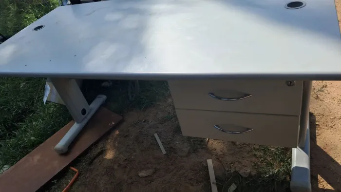 Mesa reta com Gaveta
