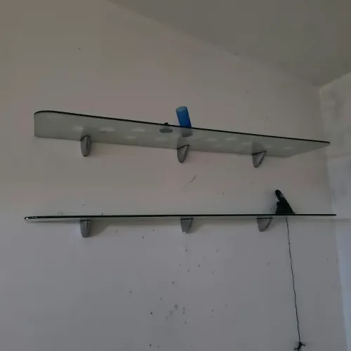 Duas prateleiras de vidro cada uma com 3 cilindros, no total 6 cilindros