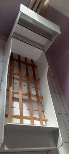 Vende se uma cama infantil infantil usada uma única vem com colchão no plataforma novo.