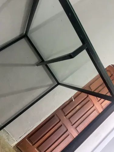 Vende- se uma mesa de Metalon com Vidro!