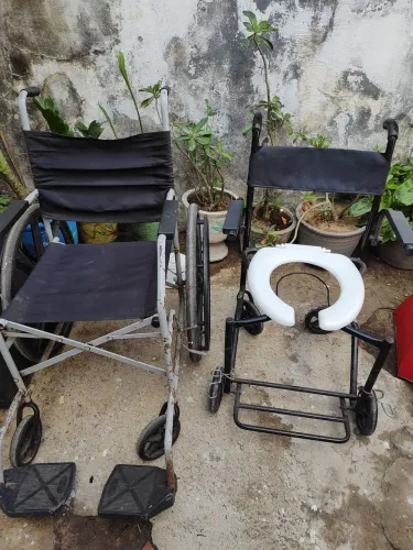 Cadeira de banho e cadeira de rodas