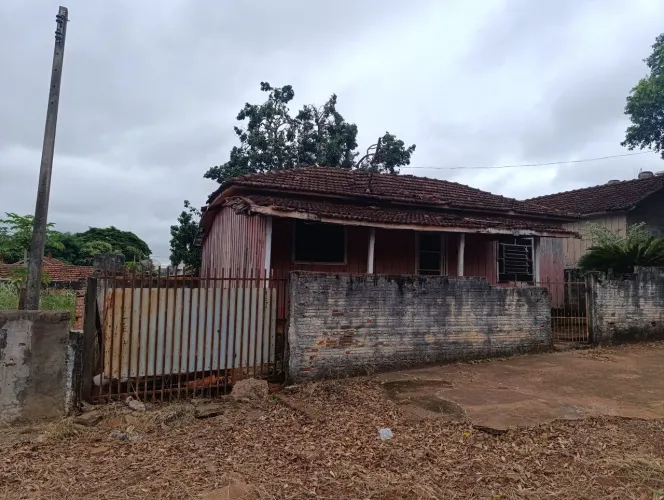 Vendo terreno com casa de madeira