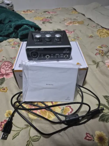 Interface de áudio Behringer U-Phoria UM2 preta