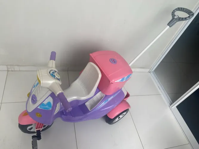 Carrinho Passeio Ou Pedal Moto Uno Calesita Rosa Triciclo