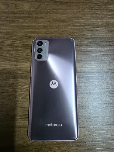 Smartphone Moto G42, 4GB de RAM, 128GB de armazenamento interno.
