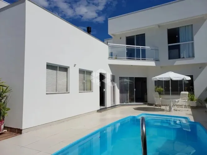 CASA COM 4 DORMITÓRIOS NO BAIRRO CARIANOS - FLORIANÓPOLIS/SC.