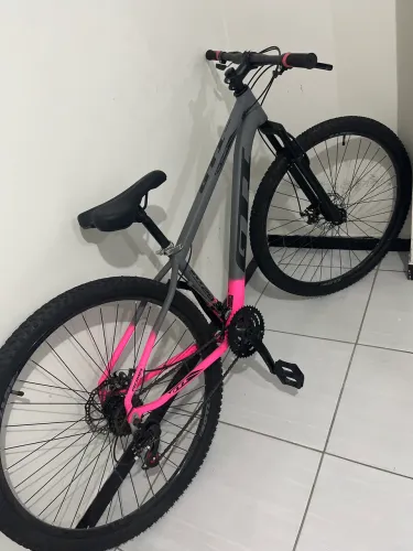 Bicicleta GT Aro 29 Freio a Disco | Semi Nova | Linda Cinza/Rosa