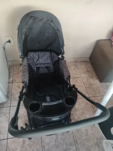 Carrinho de bebê Cosco com bebê conforto 