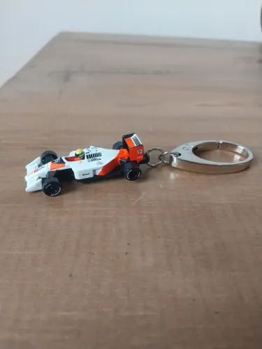 Chaveiro da miniatura 1/72 da Mclaren Mp4/4 1988 - oficial Ayrton Senna - California Toys