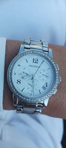 Relógio feminino cravejados com diamantes