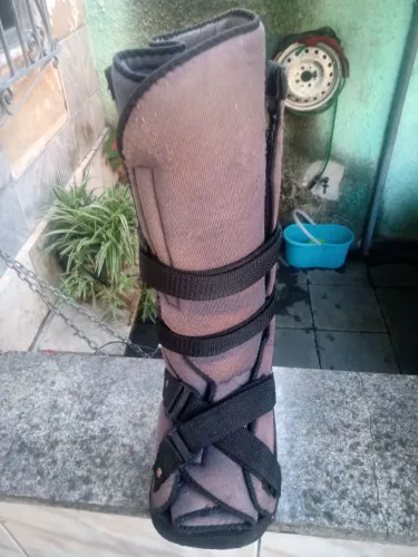 Bota ortopédica imobilizadora.
