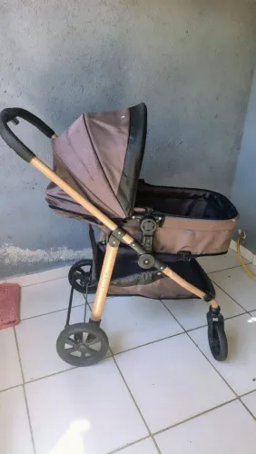 Carrinho de bebê com bebê conforto