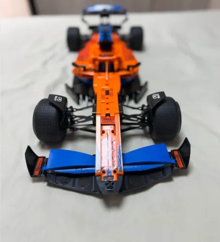 MacLaren F1 já montada com quadro expositor incluso