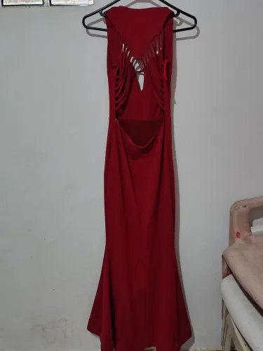 Vende se vestidos de festa