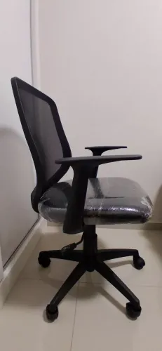 Cadeira de escritório, assento com espuma nova.