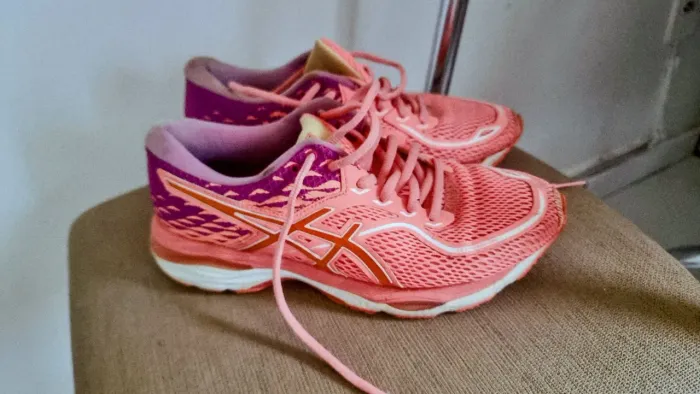 Este é o tênis de corrida ASICS Gel-Cumulus 19 GS para corredores. 