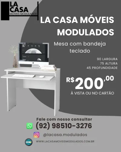 Mesa com bandeja para teclado