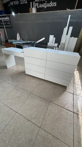 Cômoda branca com penteadeira