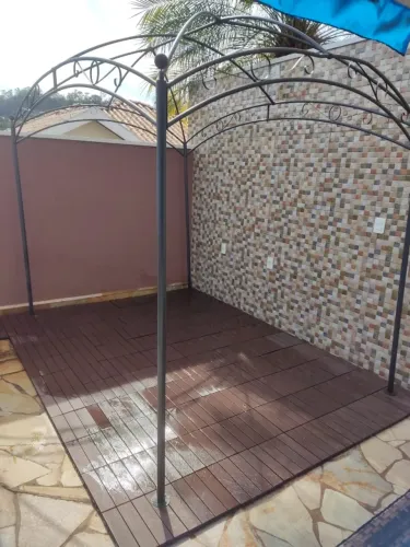 Gazebo e piso plastico montavel.