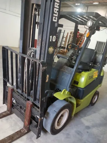 Empilhadeira Clark 2,5ton Eleva 5m à Gás 3 mil Horas