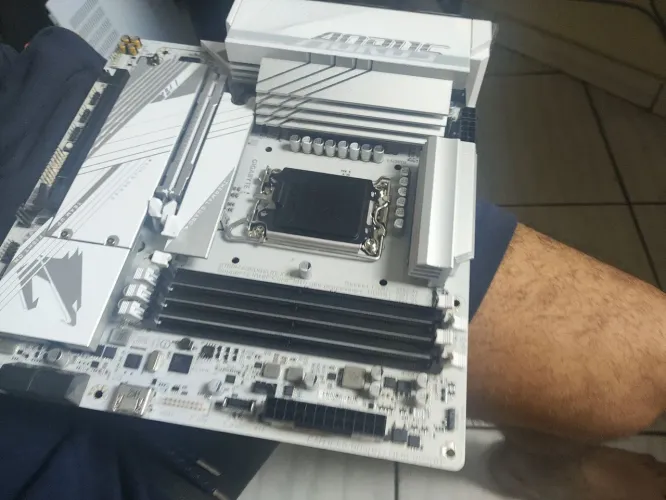 Placa mãe ddr5 lga 1700 aorus x ax Branca