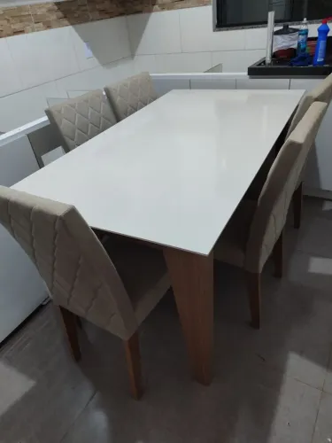 Vende-se mesa com 6 cadeiras