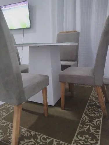 Vendo mesa redonda tampo de vidro laqueado.