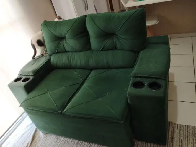 Sofa retrátil 2 lugares com porta copos